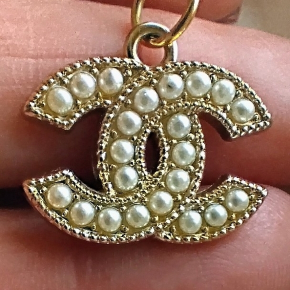 CHANEL Gold and White Necklace Elegant Jewelry - Picture 2 of 6